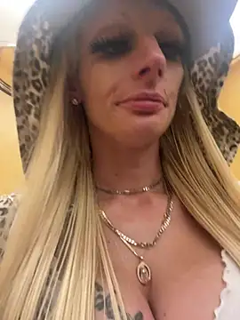 blonDDbombsheLL99 online show from May 29, 2026, 3:04 am