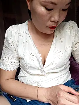 Snapshot of -Trici- chatting on July 13, 2026, 7:44 am -Trici- online show from July 13, 2026, 7:44 am