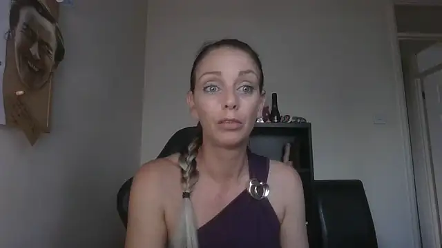 LouiseLovell online show from June 12, 2026, 7:02 pm