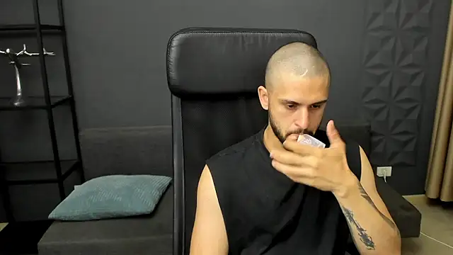 TroyWadee online show from June 10, 2026, 4:34 am