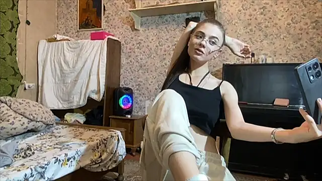 Snapshot of Alice_Juice chatting on June 30, 2026, 6:20 pm Alice Juice online show from June 30, 2026, 6:20 pm