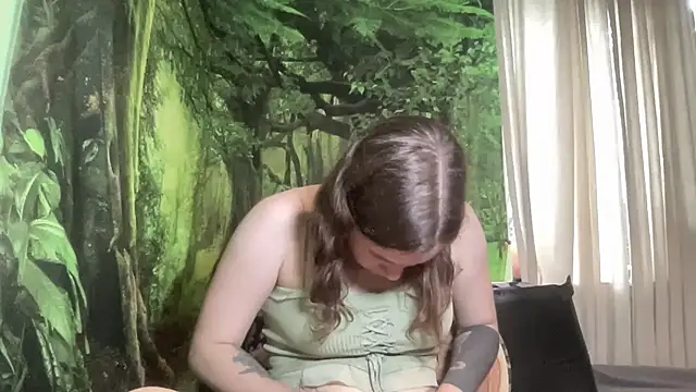 Snapshot of mo0ngoddess chatting on October 15, 2025, 1:06 am mo0ngoddess online show from October 15, 2025, 1:06 am