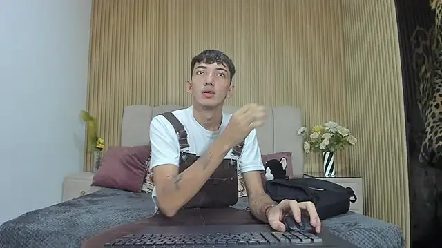 MichaelVasquex online show from May 27, 2026, 12:46 pm