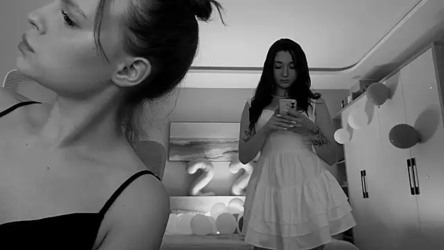 MoonkissGirls online show from May 15, 2026, 11:01 pm
