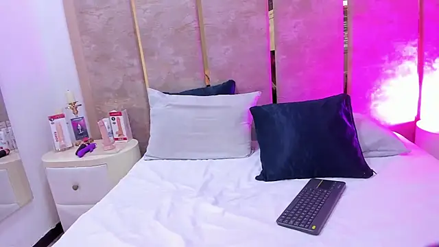 MaiaLopez online show from July 6, 2026, 8:11 pm