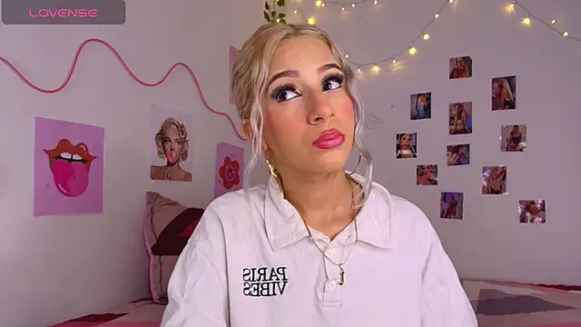 cinniaa  online show from May 21, 2026, 12:06 am
