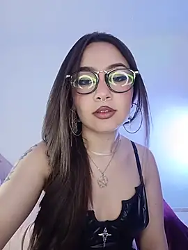 paariiss  online show from May 18, 2026, 10:15 pm
