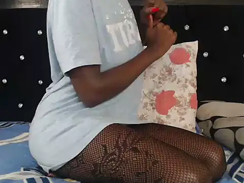 Queen bee25 online show from May 22, 2026, 5:51 pm