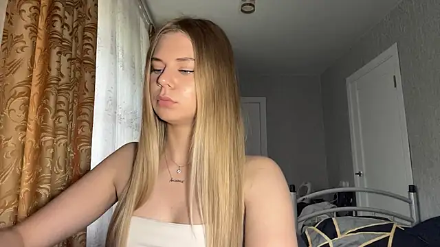 HoneysPiee online show from June 3, 2026, 2:33 pm