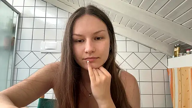 ShaylaChong online show from July 8, 2026, 7:02 am