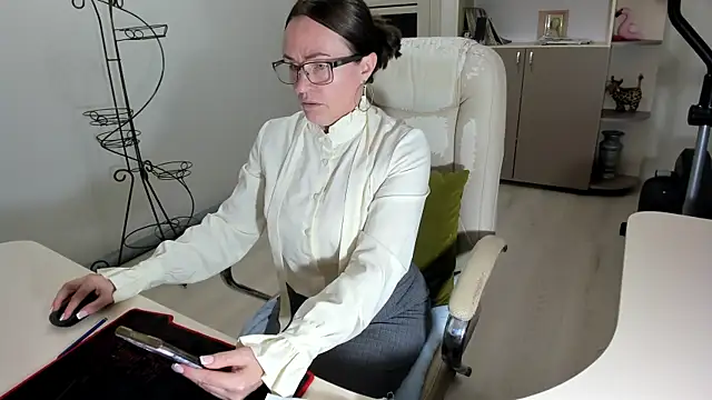 Snapshot of Vika73 chatting on November 14, 2025, 4:17 pm Vika73 online show from November 14, 2025, 4:17 pm