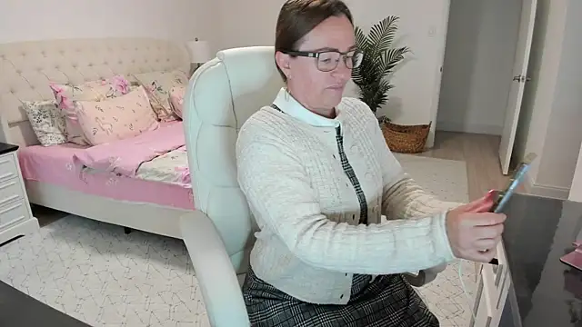 Snapshot of Vika73 chatting on July 15, 2026, 11:48 am Vika73 online show from July 15, 2026, 11:48 am