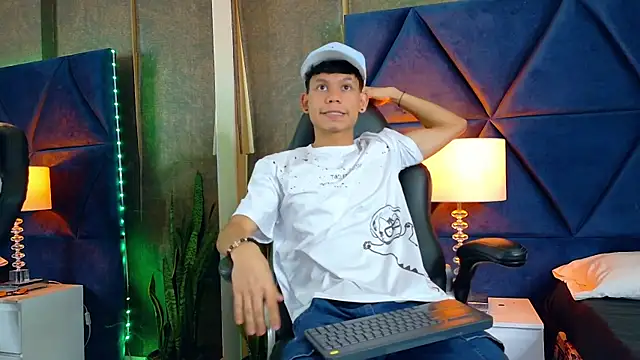 ThiagoFerrer  online show from May 19, 2026, 4:30 am