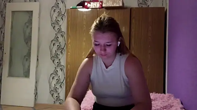 RaeannRoewe online show from May 27, 2026, 9:01 pm