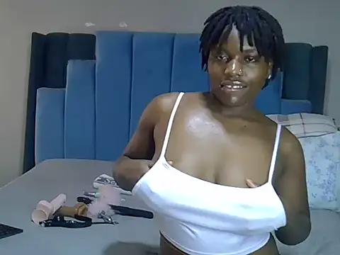 Snapshot of melanin_moon chatting on May 22, 2026, 12:33 pm melanin moon online show from May 22, 2026, 12:33 pm