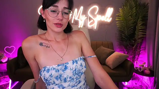 Snapshot of EviiLune chatting on July 31, 2026, 8:41 pm EviiLune online show from July 31, 2026, 8:41 pm