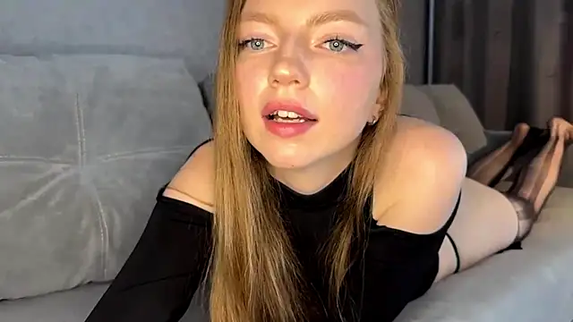 Snapshot of Auroralgnis chatting on June 21, 2026, 6:16 am Auroralgnis online show from June 21, 2026, 6:16 am