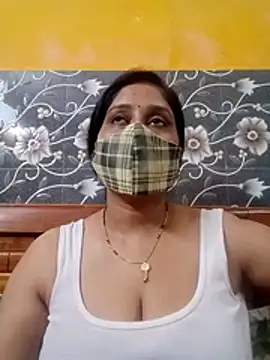Wildsimmi25 online show from May 18, 2026, 7:31 pm
