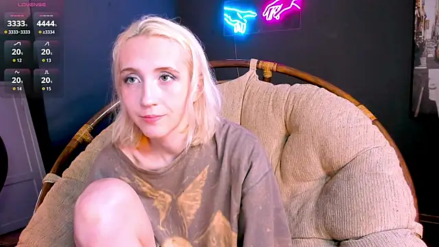 Elen  Moore online show from June 14, 2026, 10:39 am