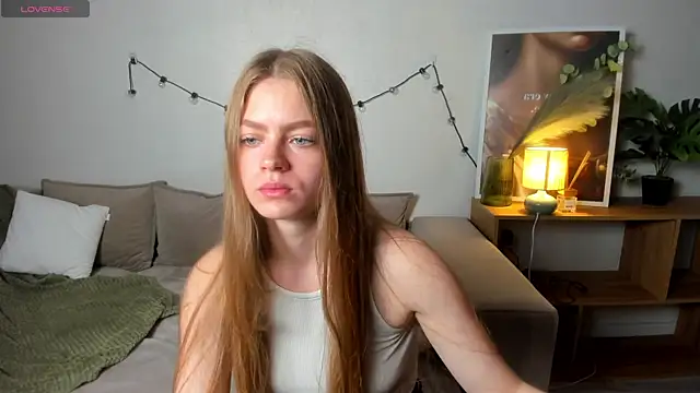 HoneyEmilly online show from May 21, 2026, 6:42 am