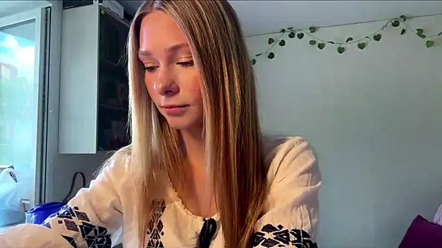 JulietFekete online show from May 24, 2026, 10:09 am