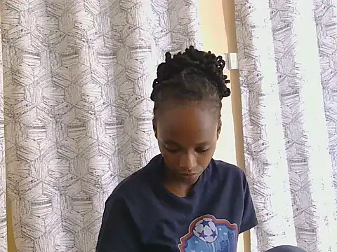 Petitemissy online show from May 25, 2026, 1:17 pm