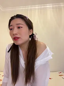 qiuqiu 018 online show from May 24, 2026, 11:43 pm