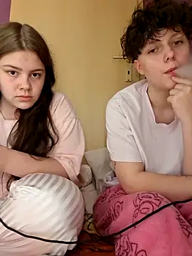 BellaHoneyy online show from May 22, 2026, 9:42 pm