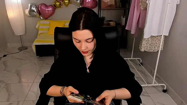 Veronica McKinney online show from May 21, 2026, 12:34 pm
