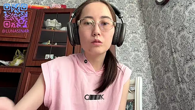 VickieTrudo online show from June 12, 2026, 4:33 am