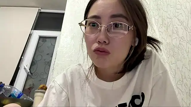VickieTrudo online show from June 15, 2026, 9:06 pm