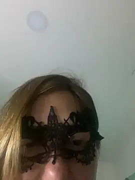lulupiecitosamor online show from June 8, 2026, 11:43 am