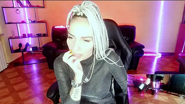 Monicamaxwell online show from May 30, 2026, 12:02 pm