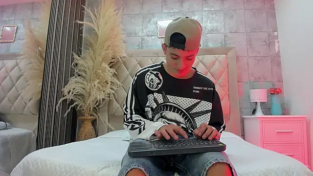 wesley boyy  online show from May 25, 2026, 8:37 pm