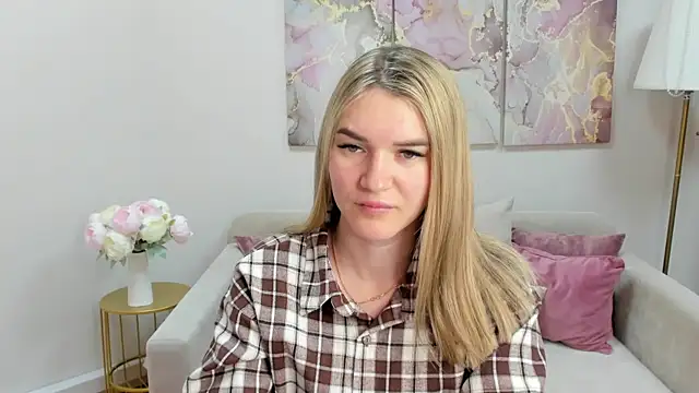 Snapshot of RoxyReignn chatting on July 15, 2026, 9:31 pm RoxyReignn online show from July 15, 2026, 9:31 pm