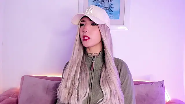 SophieMoneet online show from May 26, 2026, 12:45 pm