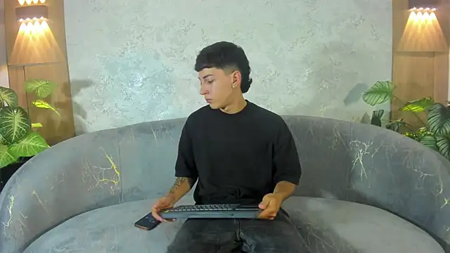 Gian Rossi online show from June 13, 2026, 5:33 pm