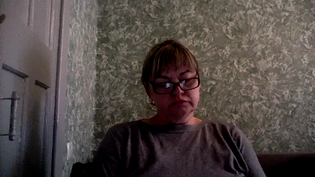 Snapshot of Empress211 chatting on June 1, 2026, 5:20 am Empress211 online show from June 1, 2026, 5:20 am