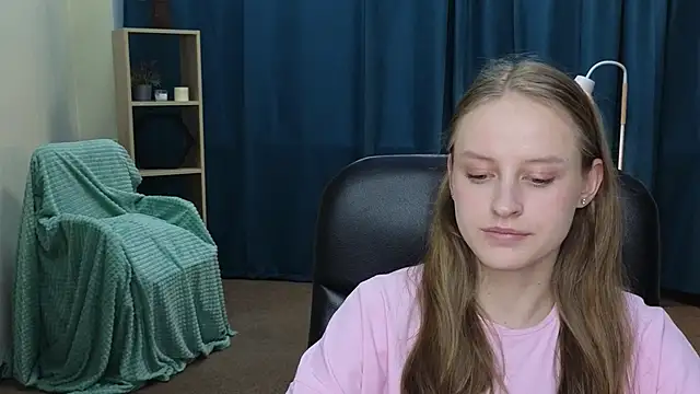 VinaNeslusan online show from May 30, 2026, 3:47 am