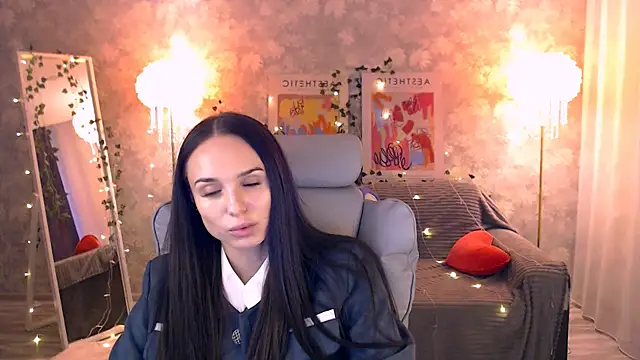 NicoleMerz online show from June 5, 2026, 4:02 pm