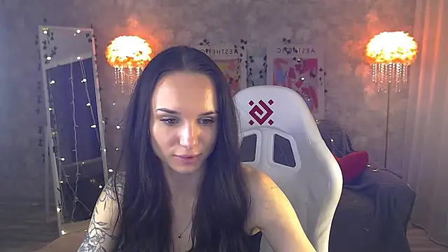 NicoleMerz online show from June 11, 2026, 4:05 pm