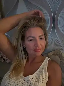 szexicicamica online show from June 11, 2026, 6:28 pm