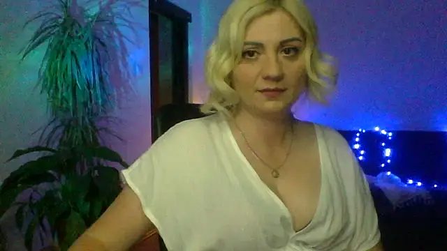 LunaaKiss online show from June 15, 2026, 8:44 pm