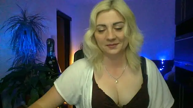 LunaaKiss online show from June 18, 2026, 7:40 pm