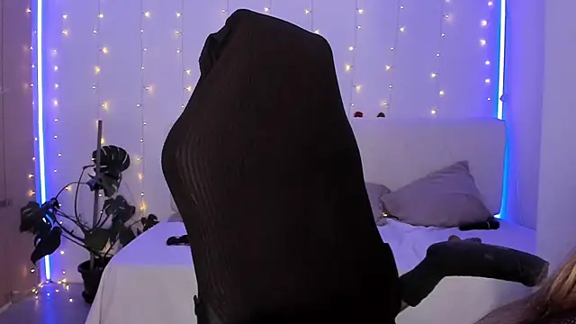 LindaWhite  online show from December 3, 2025, 10:52 pm