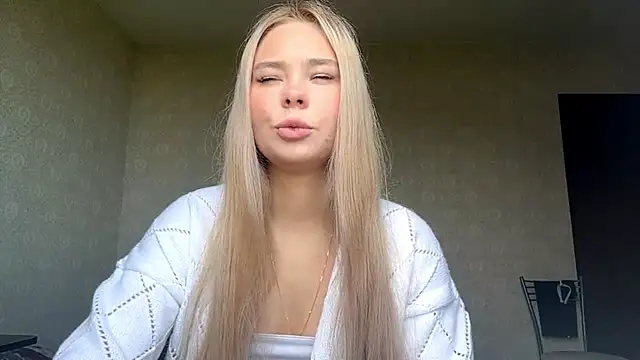 Snapshot of Cary_blonde chatting on June 9, 2026, 5:19 am Cary blonde online show from June 9, 2026, 5:19 am