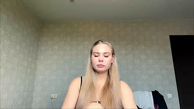 Snapshot of Cary_blonde chatting on June 15, 2026, 6:04 am Cary blonde online show from June 15, 2026, 6:04 am