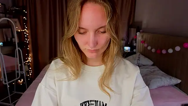 JenevaLitalien online show from June 5, 2026, 6:57 pm