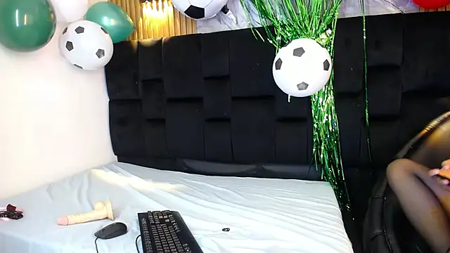 Holly Watson  online show from June 20, 2026, 4:59 am