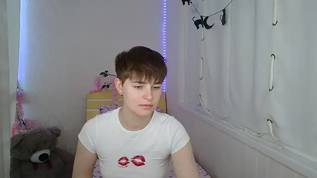 EmyHills online show from June 13, 2026, 4:16 pm